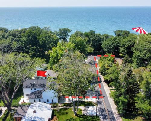 The DougOut Steps from Douglas Beach! - image 10