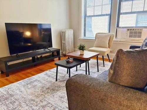Homey Vibes Furnished 1BR Apt - WLawn 2W in Hyde Park