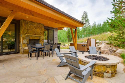 Hot Tub and Mtn Views at Modern Silverthorne Retreat - image 6