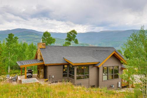 Hot Tub and Mtn Views at Modern Silverthorne Retreat - main image