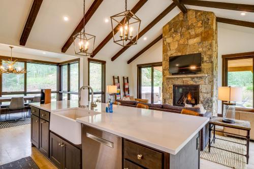 Hot Tub and Mtn Views at Modern Silverthorne Retreat - image 11