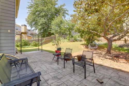 4 Mi to Chattahoochee River Family Home with Yard! in روزويل