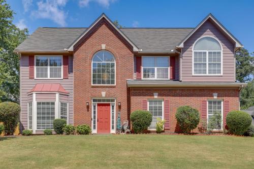 4 Mi to Chattahoochee River Family Home with Yard! in روزويل