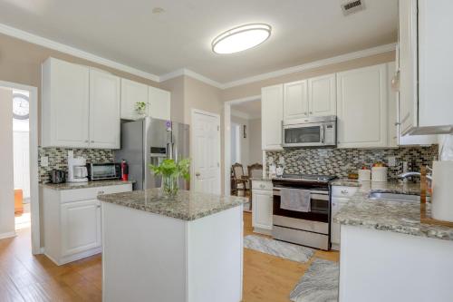 4 Mi to Chattahoochee River Family Home with Yard! in روزويل