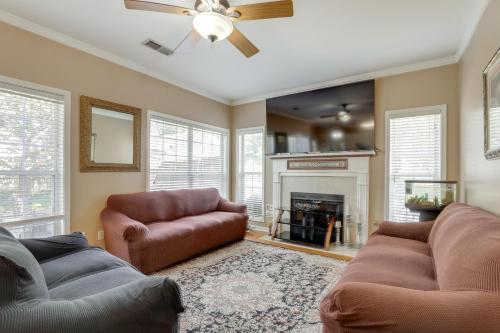 4 Mi to Chattahoochee River Family Home with Yard! in روزويل