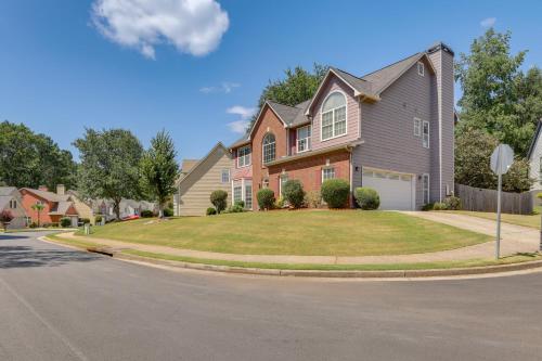 4 Mi to Chattahoochee River Family Home with Yard! in روزويل