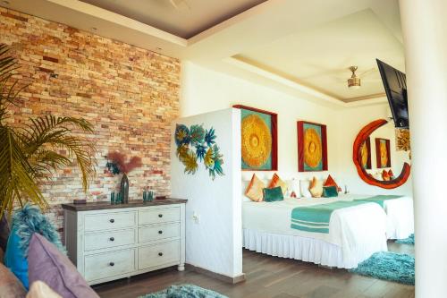 2 queen beds, 1 sofa bed