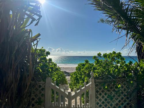 Hibiscus Hill Guest House - Elegant Garden Oasis, Pink Sand Bch home in Dunmore Town