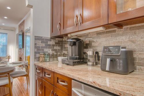 Spacious 1BR with King Bed, AC, Wifi & Streaming Entertainment, Brooklyn (foto 9)