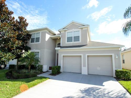 Picture Renting this Lovely Villa located 10 minutes from Disney 2689 