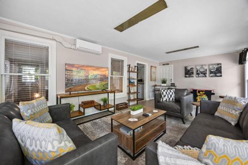 Cozy & Updated Unit in the Heart of the Highlands