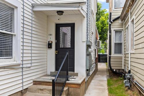 Cozy & Updated Unit in the Heart of the Highlands - image 3