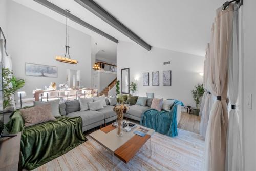 Entire Private Hot Tub, King Bed, Garage, Grand View, 3BR-3Bth, Available Now in Rancho Peñasquitos