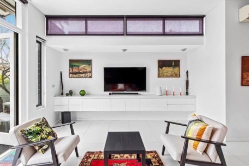 'Northwood Haus' Refined Federation-style Retreat - image 2