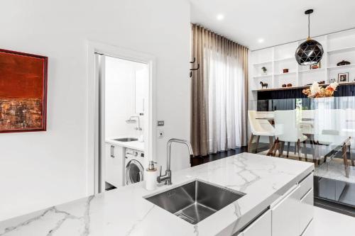 'Northwood Haus' Refined Federation-style Retreat - image 5