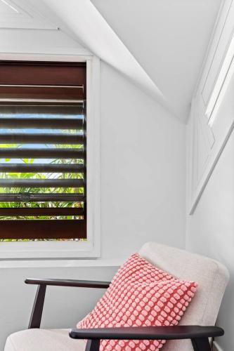 'Northwood Haus' Refined Federation-style Retreat - image 3