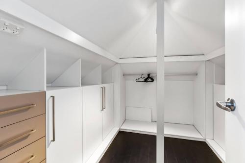 'Northwood Haus' Refined Federation-style Retreat - image 7
