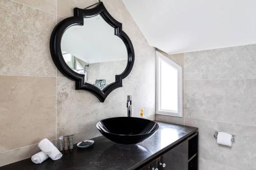 'Northwood Haus' Refined Federation-style Retreat - image 12
