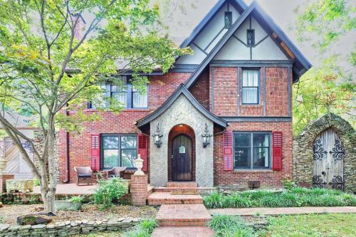 Heated Poolhistoric Tudor Homecrestmere Estate near Memphis Zoo