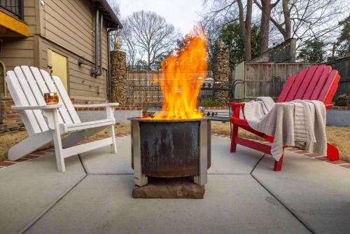 Heated Poolhistoric Tudor Homecrestmere Estate near Memphis Zoo