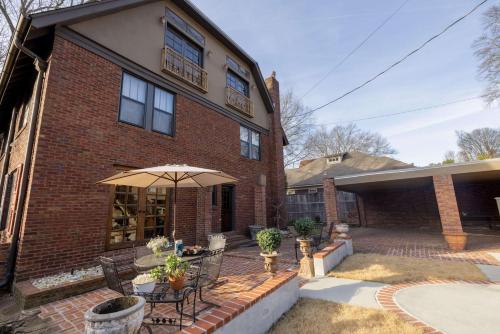 Heated Poolhistoric Tudor Homecrestmere Estate near Memphis Zoo