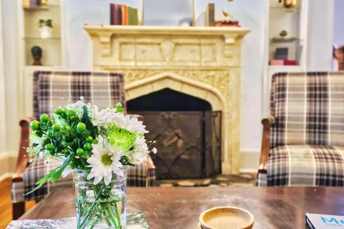 Heated Poolhistoric Tudor Homecrestmere Estate near Memphis Zoo