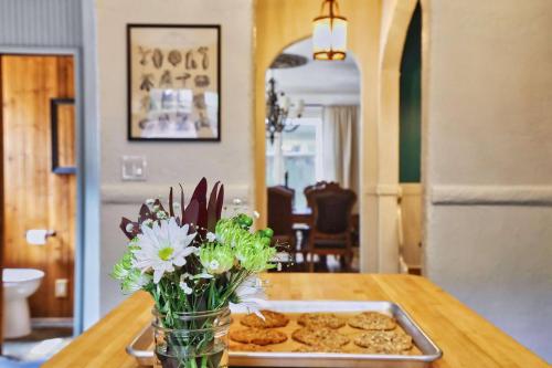 Heated Poolhistoric Tudor Homecrestmere Estate near Memphis Zoo