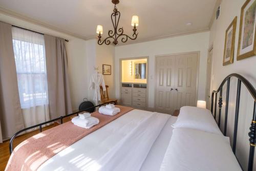 Heated Poolhistoric Tudor Homecrestmere Estate near Memphis Zoo