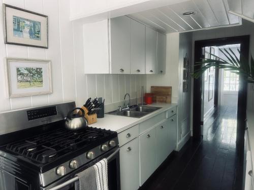 Hibiscus Hill Guest House - Elegant Garden Oasis, Pink Sand Bch home in Dunmore Town