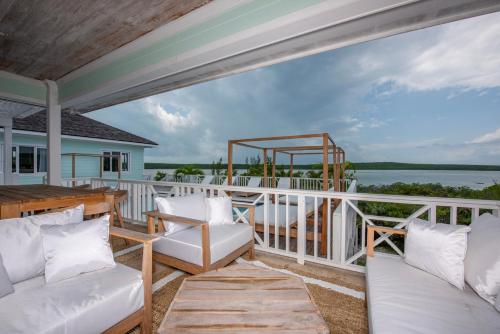 Turtle Pointe - Lux New Windermere Home withPool, Boat Dock, Beach home in Windermere Island