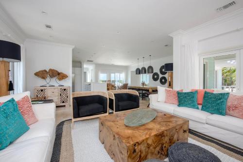 Turtle Pointe - Lux New Windermere Home withPool, Boat Dock, Beach home in Windermere Island