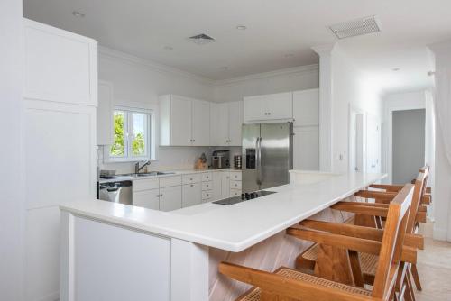 Turtle Pointe - Lux New Windermere Home withPool, Boat Dock, Beach home in Windermere Island