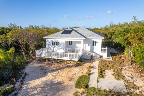 Seas The Day - Brand New Villa withOcean View, Walk to Rainbow Bea home in Alice Town (Central Eleuthera)