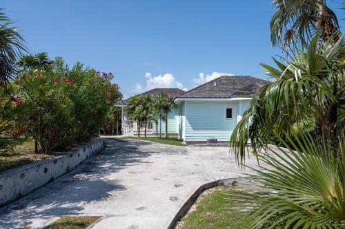 Turtle Pointe - Lux New Windermere Home withPool, Boat Dock, Beach home in Windermere Island