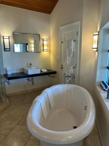 Sky Beach Club Bungalow 3 Steps from Beach With Club, Pool bungalow in Governor's Harbour