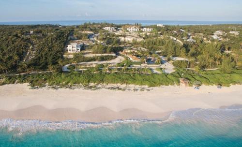 Sky Beach Club Bungalow 3 Steps from Beach With Club, Pool bungalow in Governor's Harbour