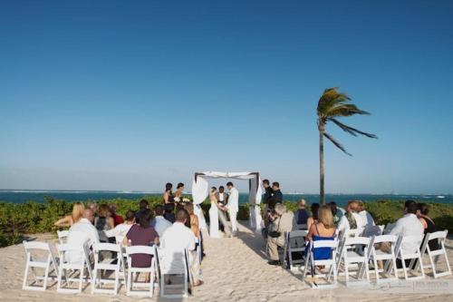 Sky Beach Club Bungalow 3 Steps from Beach With Club, Pool bungalow in Governor's Harbour