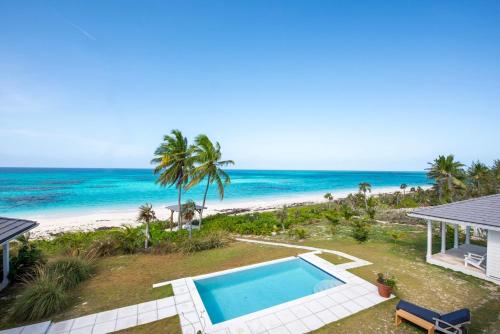 Cricket Beach House-Luxurious Beachfront House home in North Palmetto Point