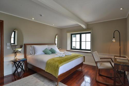 1 queen bed, 1 sofa bed