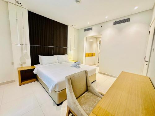 Luxurious 1BR , Damac Maison Canal Views, Dubái