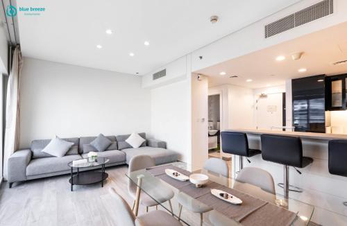 Blue Breeze - Stunning 1BR with Canal & Pool Views, Dubaï