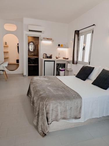 Sensia Luxury Apartment with Hot tub, Santorini