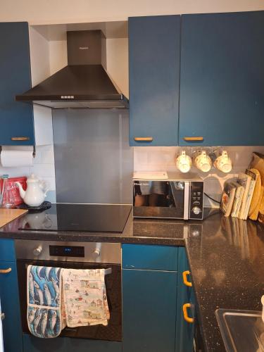 Marina View South Facing Balcony Sunny Apartment in Whippingham and Osborne