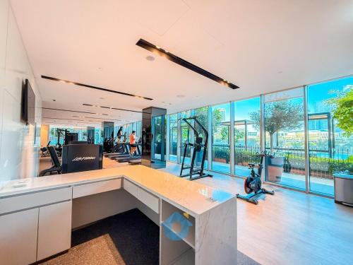Exclusive Burj Khalifa View Luxury 2BR Next to Dubai Mall - Like Home - image 12