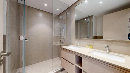 Panaromic Burj Khalifa View from Balcony - Luxury 2BR next to Dubai Mall - Like Homes - image 4
