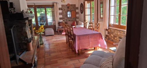 Koplietošanas atpūtas telpa ar TV, Maison Provençale avec piscine (Maison Provencale avec piscine) in Estoublon