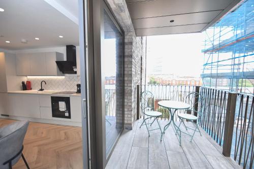 Modern 2 Bed Flat in Central Manchester w Balcony, Manchester (photo 4)
