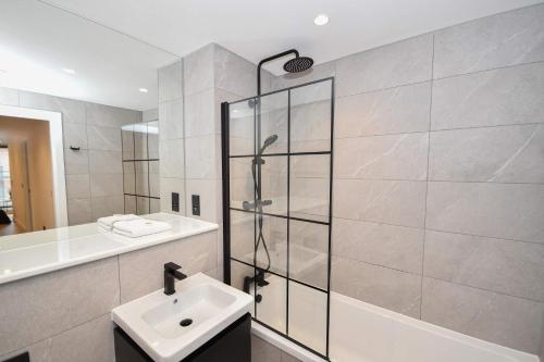 Modern 2 Bed Flat in Central Manchester w Balcony, Manchester (photo 7)