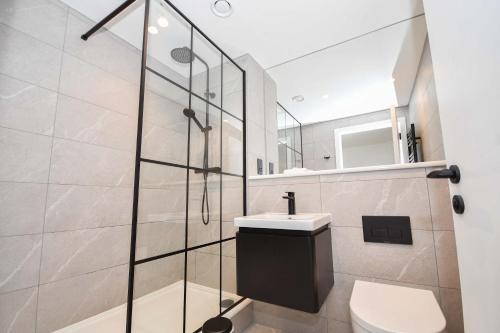 Modern 2 Bed Flat in Central Manchester w Balcony, Manchester (photo 8)