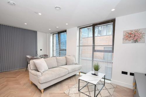 Modern 2 Bed Flat in Central Manchester w Balcony, Manchester (photo 9)